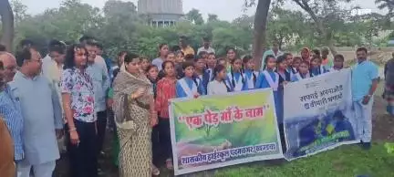 खंडवा नगर: हरियाली महोत्सव: महापौर ने पदमप कुंड वार्ड में पौधे रोपे