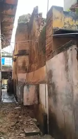 दतिया शहर टाउन हॉल पर सार्वजनिक मूत्रालय के बगल की दिवाला गिरी हो सकता है बड़ा हादसा