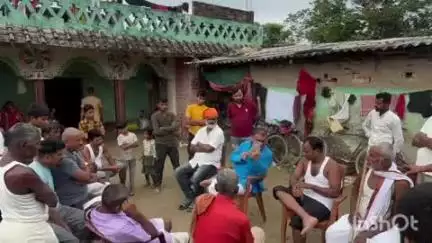 बेनीपट्टी: भाजपा एमएलसी धनश्याम ठाकुर ने झोझी गांव में बिजली से मरे युवक के परिजनों से मुलाक़ात की