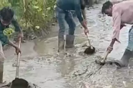 उदयपुरा: नगर परिषद देवरी में थाने के पास सड़क निर्माण में सीमेंट कम, मिट्टी ज्यादा दिख रही है