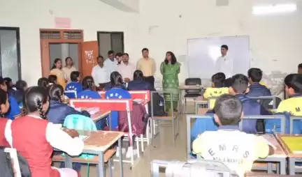 अंबागढ़ चौकी स्थित एकलव्य आवासीय विद्यालय का कलेक्टर प्रजापति ने निरीक्षण किया, बच्चों को पढ़ाई के लिए प्रेरित किया