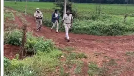ಚಿತ್ರದುರ್ಗ: ಸಿಂಗಾಪುರ ಕಾವಲುಹಟ್ಟಿ ಬಳಿ ಕಾರು ಅಡ್ಡಗಟ್ಟಿ ಸಿನಿಮೀಯ ರೀತಿ ದರೋಡೆ, ಸ್ಥಳಕ್ಕೆ ಎಸ್‌ಪಿ ಭೇಟಿ, ಪರಿಶೀಲನೆ