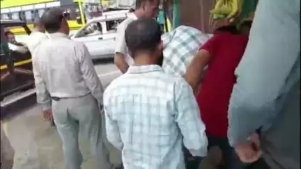 भोटा: सलौनी में प्रशासन ने अतिक्रमण पर की कार्रवाई, अतिक्रमण करने वाले दुकानदारों का उठाया सामान