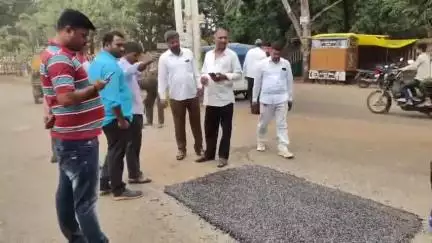 ಬಸವಕಲ್ಯಾಣ: ನಗರದಲ್ಲಿ ಹದಗೆಟ್ಟು ಹೋಗಿದ್ದ ಮುಖ್ಯ ರಸ್ತೆ ದುರಸ್ತಿ ಕಾರ್ಯಕ್ಕೆ ನಗರಸಭೆ ಚಾಲನೆ