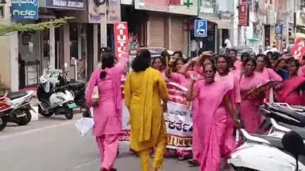 ತುಮಕೂರು: ಗೌರವಧನ ಹೆಚ್ಚಳಕ್ಕೆ ಆಗ್ರಹಿಸಿ ಆಶಾ ಕಾರ್ಯಕರ್ತೆಯರಿಂದ ನಗರದಲ್ಲಿ ಪ್ರತಿಭಟನಾ ಮೆರವಣಿಗೆ