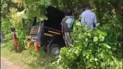 ହିଞ୍ଜିଳି: କରଡ଼ାକଣ ନିକଟରେ ଅଟୋକୁ ଧକ୍କା ଦେଲା ମୋ ବସ, ଅଳ୍ପକେ ବର୍ତ୍ତିଲେ ଯାତ୍ରୀ