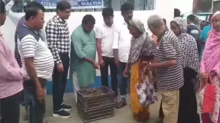 গাজোল: প্রাণী দপ্তর ও গাজোল ব্লকের যৌথ উদ্যোগে স্বনির্ভর মহিলাদের মধ্যs হাঁসের ছানা বিতরণ কর্মসূচি, উপস্থিত BDO