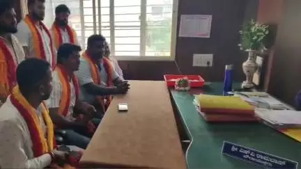 ಚಾಮರಾಜನಗರ: ನಗರದ ರಸ್ತೆಗಳಿಗೆ ವಿದ್ಯುತ್ ದೀಪ ಅಳವಡಿಸಿ: ನಗರದಲ್ಲಿ ಕರವೇಯಿಂದ ಪೌರಾಯುಕ್ತರಿಗೆ ಮನವಿ