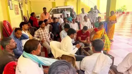 बाघमारा/कतरास: बाघमारा: विधायक शत्रुघ्न महतो ने आवास पर लगाया जनता दरबार, सुनी लोगों की समस्याएं