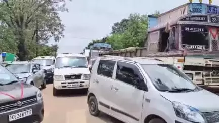 बालोद: खाद की किल्लत: कन्नेवाड़ा में NH-930 पर किसानों ने किया चक्का जाम, कहा- राज्य सरकार नींद में है