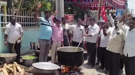 మార్కాపురం: మార్కాపురంలో సిఐటియు ఆధ్వర్యంలో వంటావార్పు నిర్వహించి నిరసన తెలిపిన మున్సిపల్ కార్మికులు