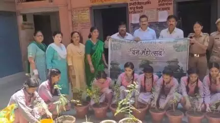मुरादाबाद :जे.आर. इंटर कॉलेज में एक पेड़ माँ के नाम से किया गया पौधारोपण ।