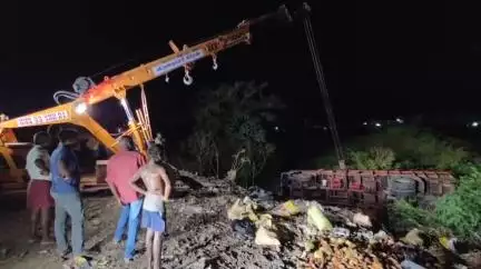விருதுநகர்: டி டி கே சாலையில் முனியாண்டி கோவில் அருகில் கௌசிகா ஆற்றின் கரையில் நிறுத்திஇருந்த லாரி பின்னோக்கி நகர்ந்து ஆற்றுக்குள் கவிழ்ந்து விபத்து