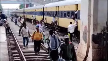 इटावा: इटावा रेपवे स्टेशन जंक्शन पर ट्रेन से गलत दिशा में उतरकर यात्री रेपवे ट्रैक पार करते नजर आए, रेलवे कर्मचारी ने नहीं रोका