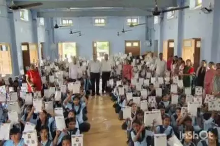 बाली: बाली में छात्रों को मिलीं नि:शुल्क उत्तर पुस्तिकाएं, दो सरकारी स्कूलों में मुंबई के चैरिटेबल ट्रस्ट ने किया वितरण