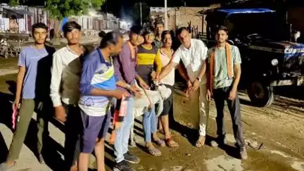 भदेसर: भदेसर में गांव महाराज की नेतावल में गौ रक्षकों की अनूठी पहल, हादसों से बचाव के लिए गायों को पहनाई रिफ्लेक्टर बेल्ट