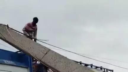 फतेहपुर: कठीयौन के पास तेज आंधी-पानी में बिजली का पोल टूटा, बाल-बाल बचा गैस सिलेंडर से भरा ट्रक