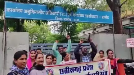 बालोद: NHM संविदा कर्मचारियों ने ताली-थाली बजाकर किया प्रदर्शन, हड़ताल से स्वास्थ्य सेवाएं हो रही हैं प्रभावित