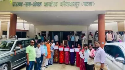 बख्तियारपुर: बख्तियारपुर में भूमिहीन परिवारों को मिला हक, सीओ ने 3-3 डिसमिल जमीन के पर्चे बांटे