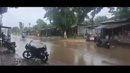 कुमारखंड: कुमारखंड में मूसलाधार बारिश से सड़कों पर जलजमाव, किसानों ने ली राहत की सांस