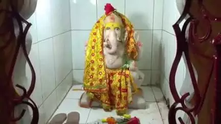 बांधवगढ़: उमरिया: शारदा कॉलोनी स्थित शारदा मंदिर में पुजारी जी द्वारा की गई संध्या आरती