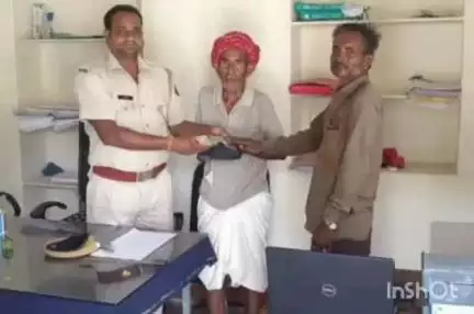 रानी: रानी में बुजुर्ग के गुम हुए 48 हजार रुपए पुलिस और ग्रामीणों की मदद से वापस मिले, बुजुर्ग का हुआ था रो-रो कर बुरा हाल