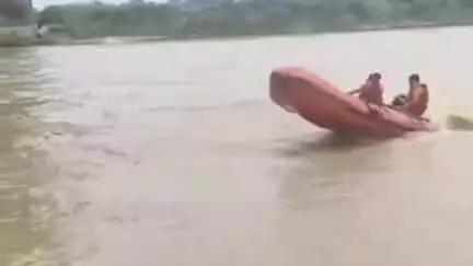सहजनवा: गीडा इलाके में राप्ती नदी में डूबे तीन युवकों के शव एनडीआरएफ ने बरामद किए, पुलिस ने शवों को लिया कब्जे में