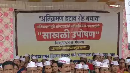 आर्णी: गोडवे लेआऊट इथे सुरु असलेल्या साखळी उपोषणात  महिलांनी दर्शविली उपस्थितीत