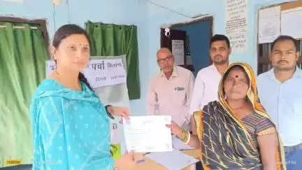 अथमलगोला: अथमलगोला में अभियान बसेरा के तहत भूमिहीनों को अंचल प्रशासन ने पर्चा किया वितरित
