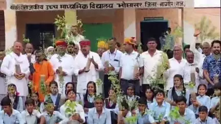 खींवसर: भोमासर गांव के राजकीय स्कूल में विधायक रेवंतराम डांगा के नेतृत्व में लगाए गए 551 पौधे