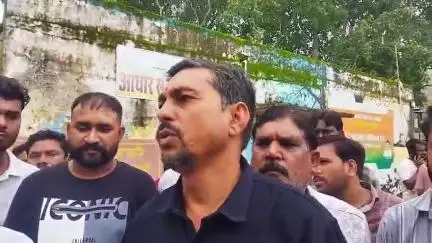 गोटेगांव थाना की ग्राम पंचायत श्रीनगर से इंसानियत को झकझोर देने वाला अमानवीय घटनाक्रम सामने आया है । जिसमें दो युवकों को कुछ युवक बड़े ही अमानवीय तरीके से मारपीट कर धमका रहे हैं। बड़े ही बेरहम तरीके से मारपीट करने के साथ ही इन युवकों का दुस