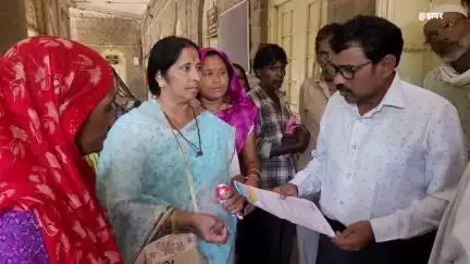खंडवा नगर: सहायता समूह की महिलाएं कलेक्ट्रेट कार्यालय पहुंचीं, आंगनबाड़ियों का खाना अब ठेके पर बनेगा