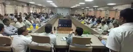 बहराइच : गौवंश आधारित खेती अपनाना आज की आवश्यकता : सीडीओ
 विकास भवन में आयोजित किसान दिवस में विषमुक्त मुक्त खेती पर बल