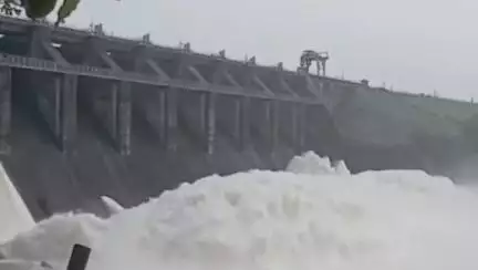 निरसा/चिरकुंडा: निरसा: मैथन व पश्चिम डैम से पानी छोड़ा गया, निचले इलाकों को चेतावनी