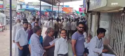 खंडवा नगर: नगर निगम में जल कर जमा करने वालों की उमड़ी भीड़, लोगों का कहना है कि उन्हें 2 दिन पहले ही बिल मिले थे