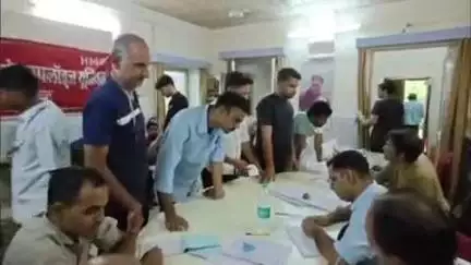 आबू रोड: आबूरोड में लायंस क्लब एवं नॉर्थ वेस्टर्न रेलवे एम्पलाइज यूनियन द्वारा विशाल स्वैच्छिक रक्तदान शिविर का आयोजन