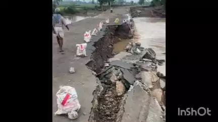 गुना: लगातार बारिश से राजस्थान को जोड़ने वाले गुना-फतेहगढ़ स्टेट हाईवे पर मंगरोड़ा गांव का पुल क्षतिग्रस्त
