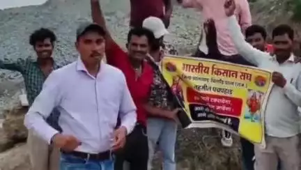 पचपहाड़: पिपलिया के ग्रामीणों ने खदानों को बंद कराने की मांग को लेकर किया प्रदर्शन