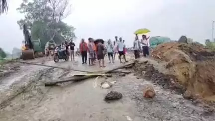 मुंगेर: डंगरी नदी में पुल का डायवर्सन पानी में बहा, आवागमन बाधित