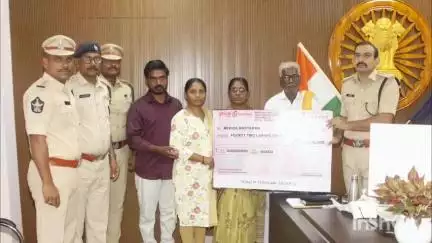 దివంగత  ఎస్సై కుటుంబానికి 42 లక్షల రూపాయల ప్రమాద బీమా చెక్కును అందజేసిన ఎస్పీ