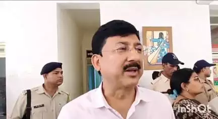 आरोन: तहसील न्यायालय आरोन के दो कर्मचारियों पर कार्यवाही, एक की वेतन वृद्धि रुकी, दूसरे की परिवीक्षा अवधि बढ़ी