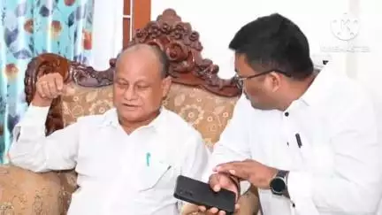 মৰিগাঁও: আহতগুৰীৰ প্ৰয়াত নাথুৰাম হাজৰিকা দেৱৰ বাসগৃহত উপস্থিত বিধায়ক ৰমা কান্ত দেউৰী,সমবেদনা জ্ঞাপন কৰে পৰিয়ালক