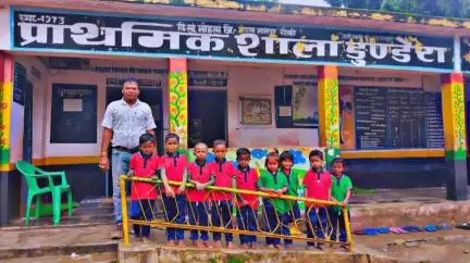 प्राथमिक शाला डुंडेरा में शिक्षक ने अपने पुत्र के जन्मदिन पर निर्धन छात्रों को बांटी स्पोर्ट्स ड्रेस