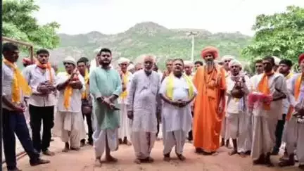 रेवदर: रेवदर के नंद गांव में सूरधेनू धर्म ओढ़नी यात्रा का आगमन, चातुर्मास महोत्सव में संतों के प्रवचन का आयोजन हुआ
