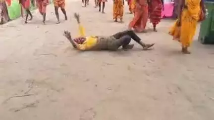 मुंगेर: कच्ची कांवरिया पथ पर महादेव के अनोखे भक्त, लोट-लोट कर बाबा के द्वार पहुंचे
