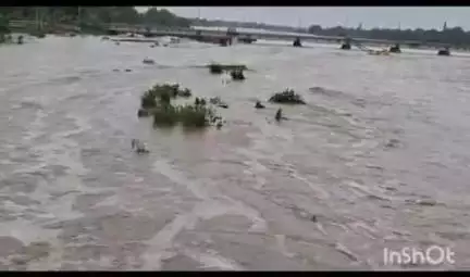 परैया: मोरहर नदी में जल स्तर बढ़ने से पुल निर्माण कंपनी का क्रेन व उपकरण डूबे, कर्मियों ने बचाई जान