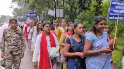 जिला मुख्यालय मोहला में राष्ट्रीय स्वास्थ्य मिशन के संविदा स्वास्थ्य कर्मचारियों ने निकाली रैली, किया प्रदर्शन
