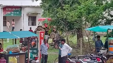 मैहर: भदनपुर बीट में वन विभाग की भूमि पर जुताई करते ट्रैक्टर व चालक को वन अमले ने पकड़ा, की कार्रवाई
