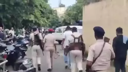 विधायक प्रतिनिधि समरेश उर्फ गुड्डू पर फायरिंग मामले में टाइगर क्लब के आजाद गिरी ने कोर्ट में किया सरेंडर

चक्रधरपुर के