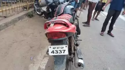 మల్లెపల్లి హైవే పై రెండు బైకులు ఢీ కొట్టిన సంఘటనలో ఒకరు మృతి,మరో ఇద్దరికి గాయాలు